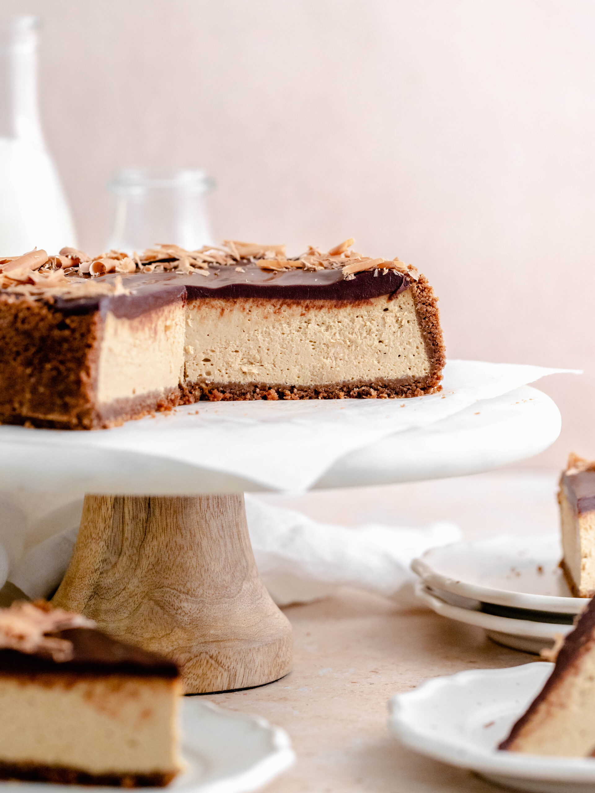 Espresso cheesecake med en skorpe af kakaokiks og toppet med blød ganache af mørk chokolade.