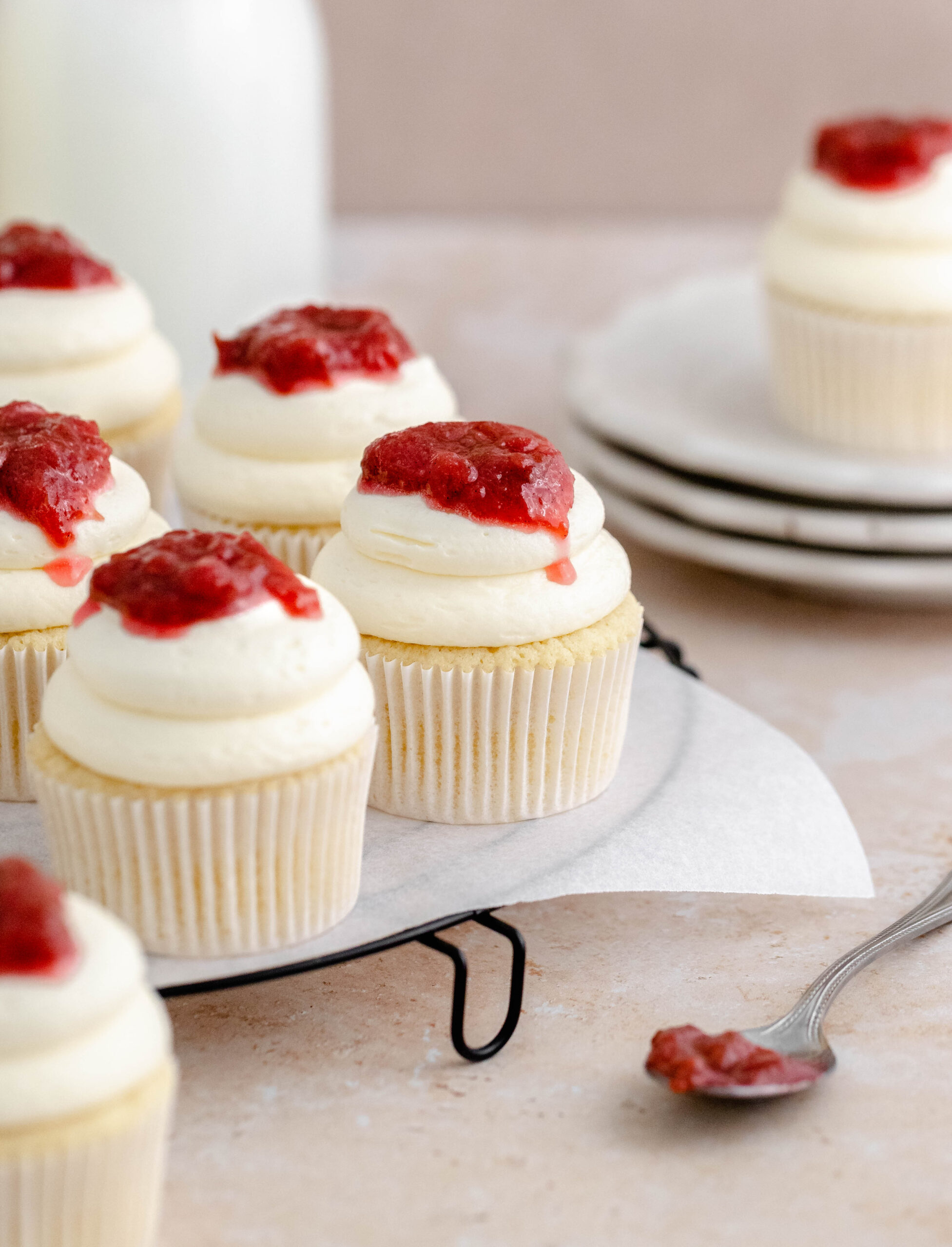 Rabarber- og mandelcupcakes på en bakke.