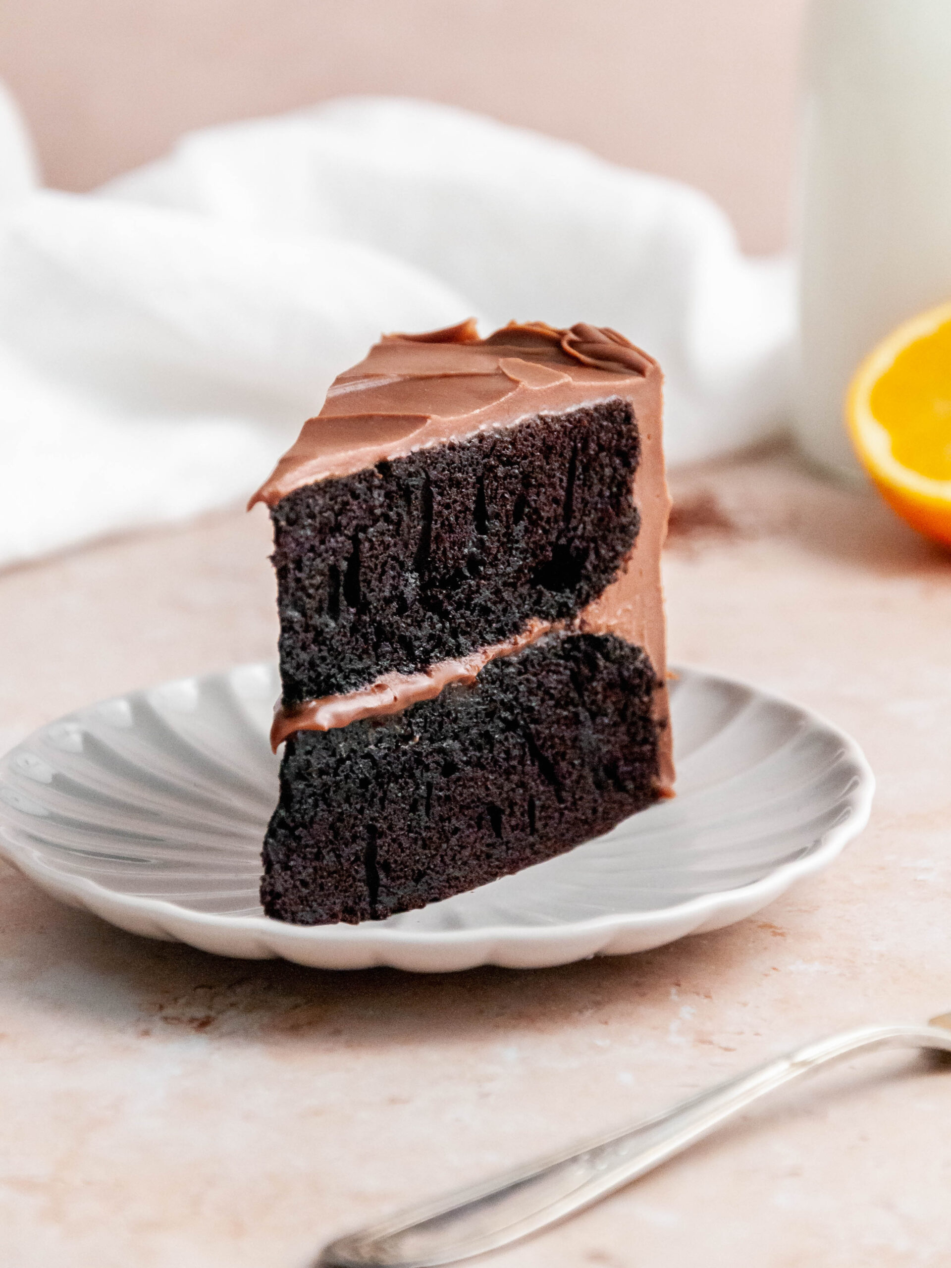 Skive af chokolade-orangekage på en tallerken.