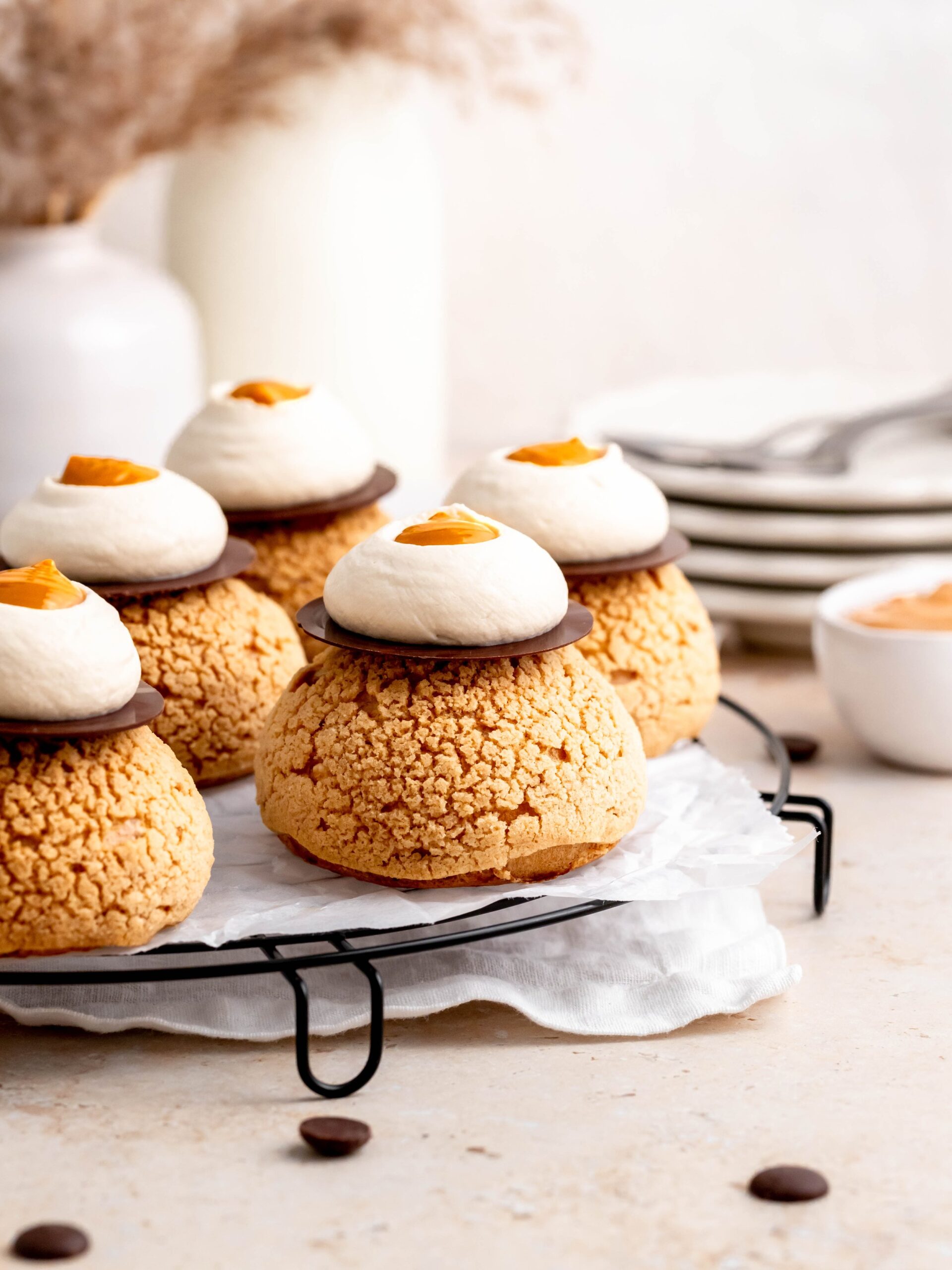 Choux au Craquelin med kaffe og saltet Dulce de Leche på en bakke.