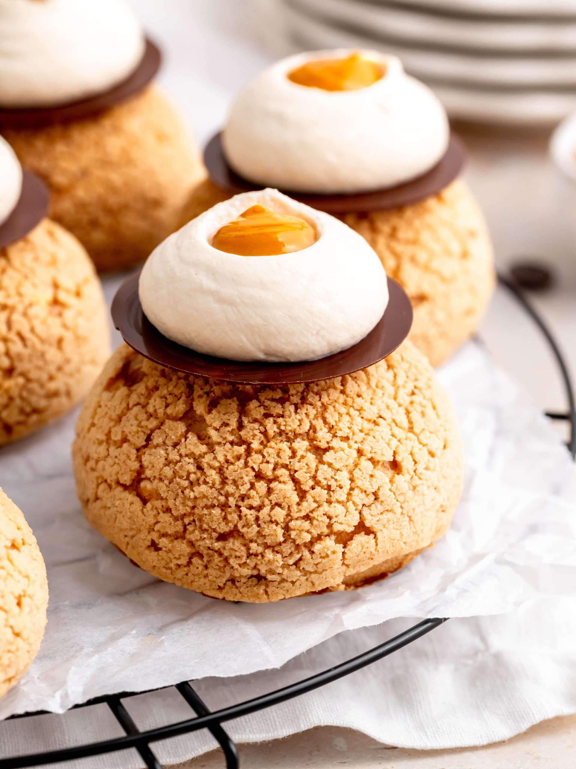 Choux au Craquelin med kaffe og saltet Dulce de Leche på en bakke.