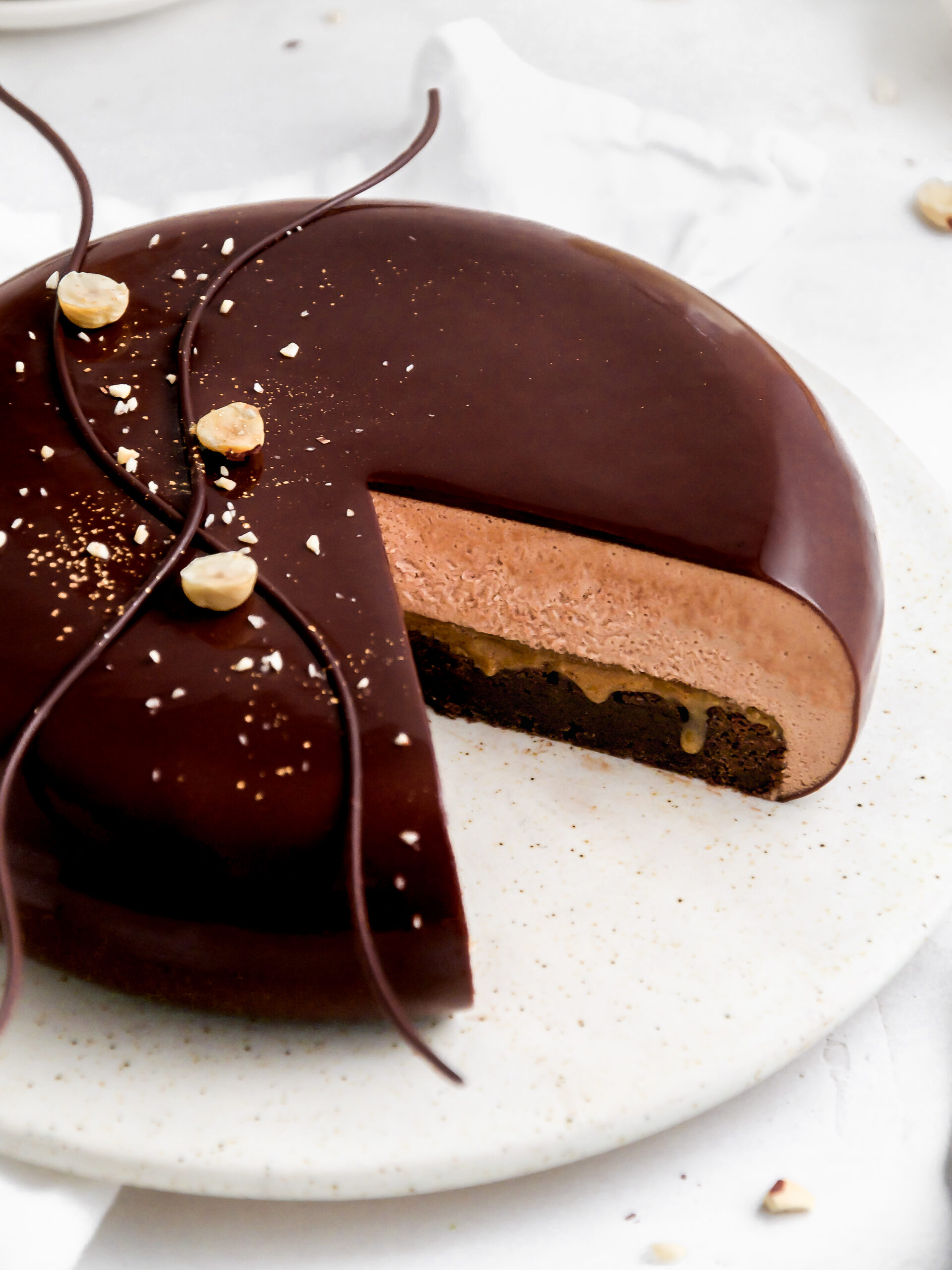 En skive skåret i brownie- og Nutella-moussekagen.