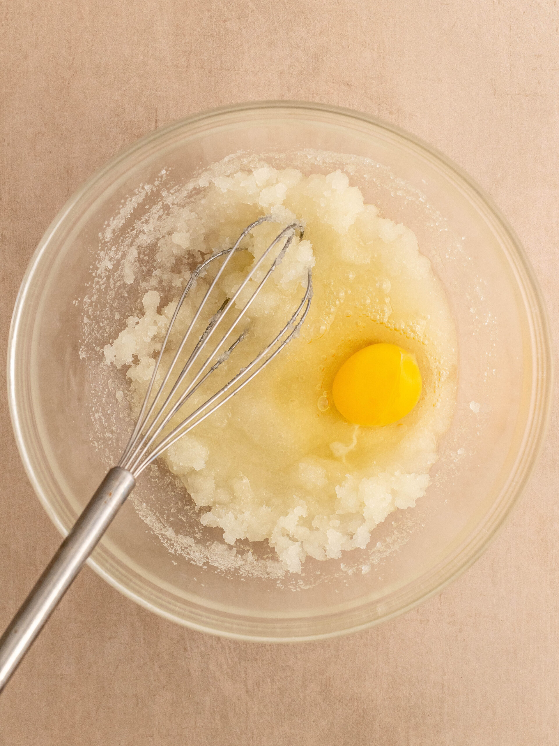 Trin 2: Tilsæt derefter et æg, og pisk det i.