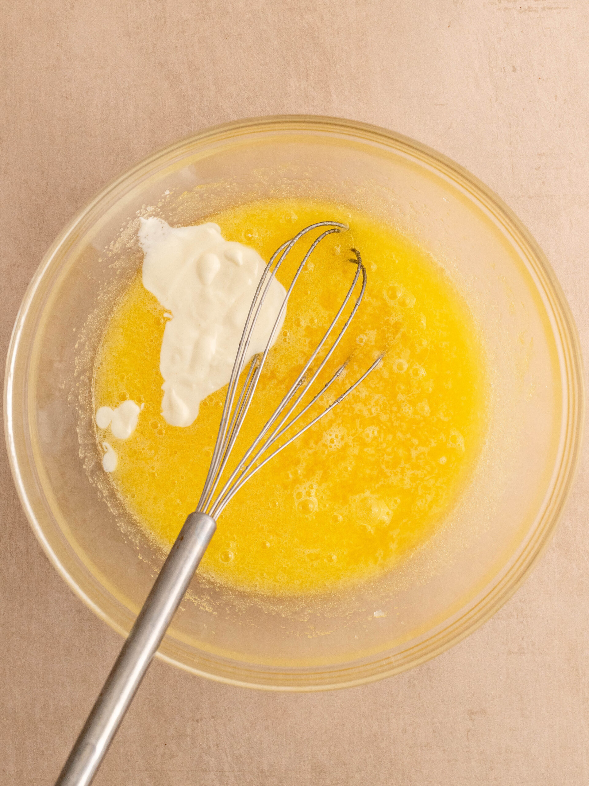Trin 4: Tilsæt creme fraiche og vaniljeekstrakt, og pisk det i.