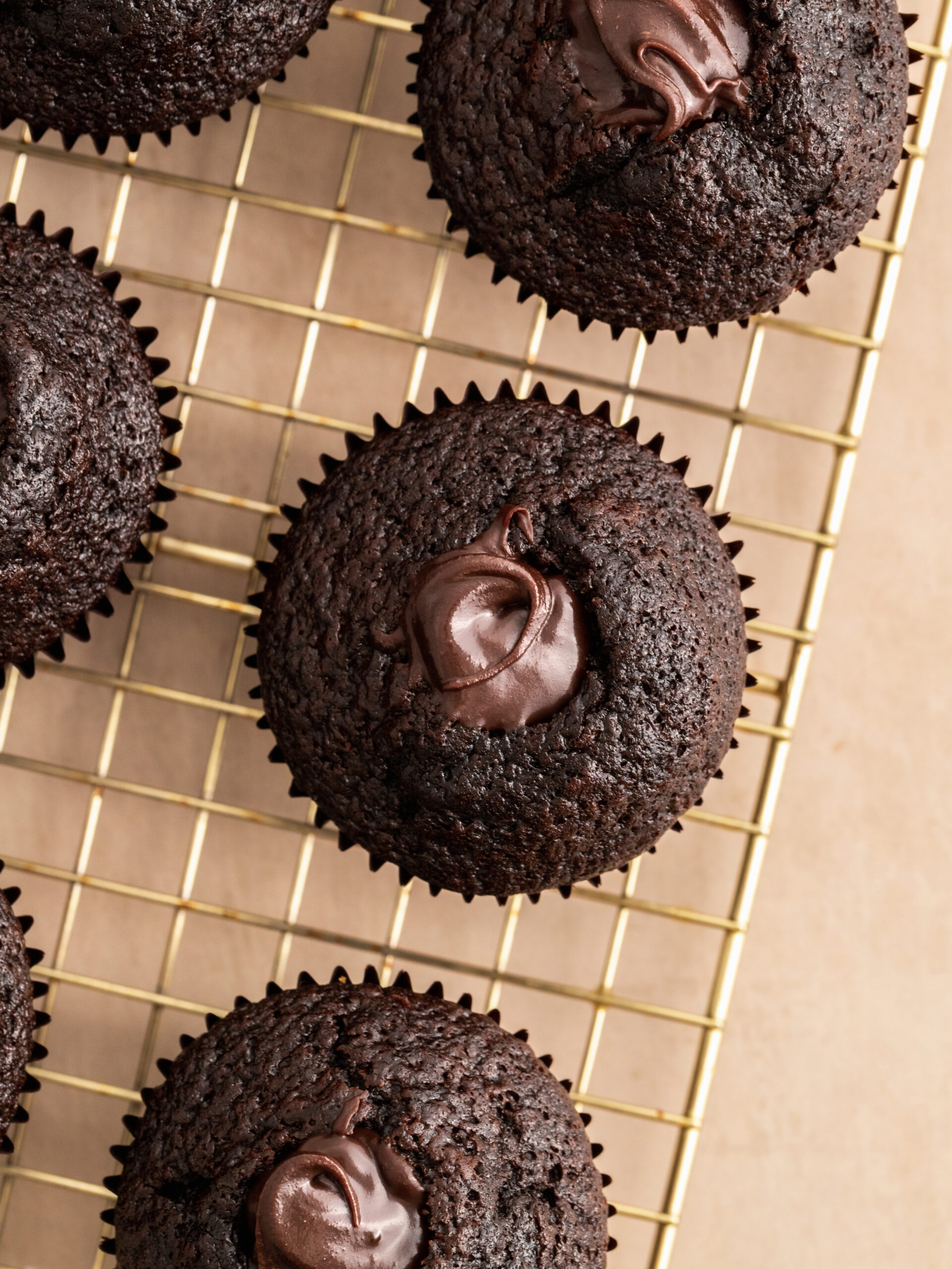Grav kernen ud af cupcakes og fyld dem med varm fudgesauce.