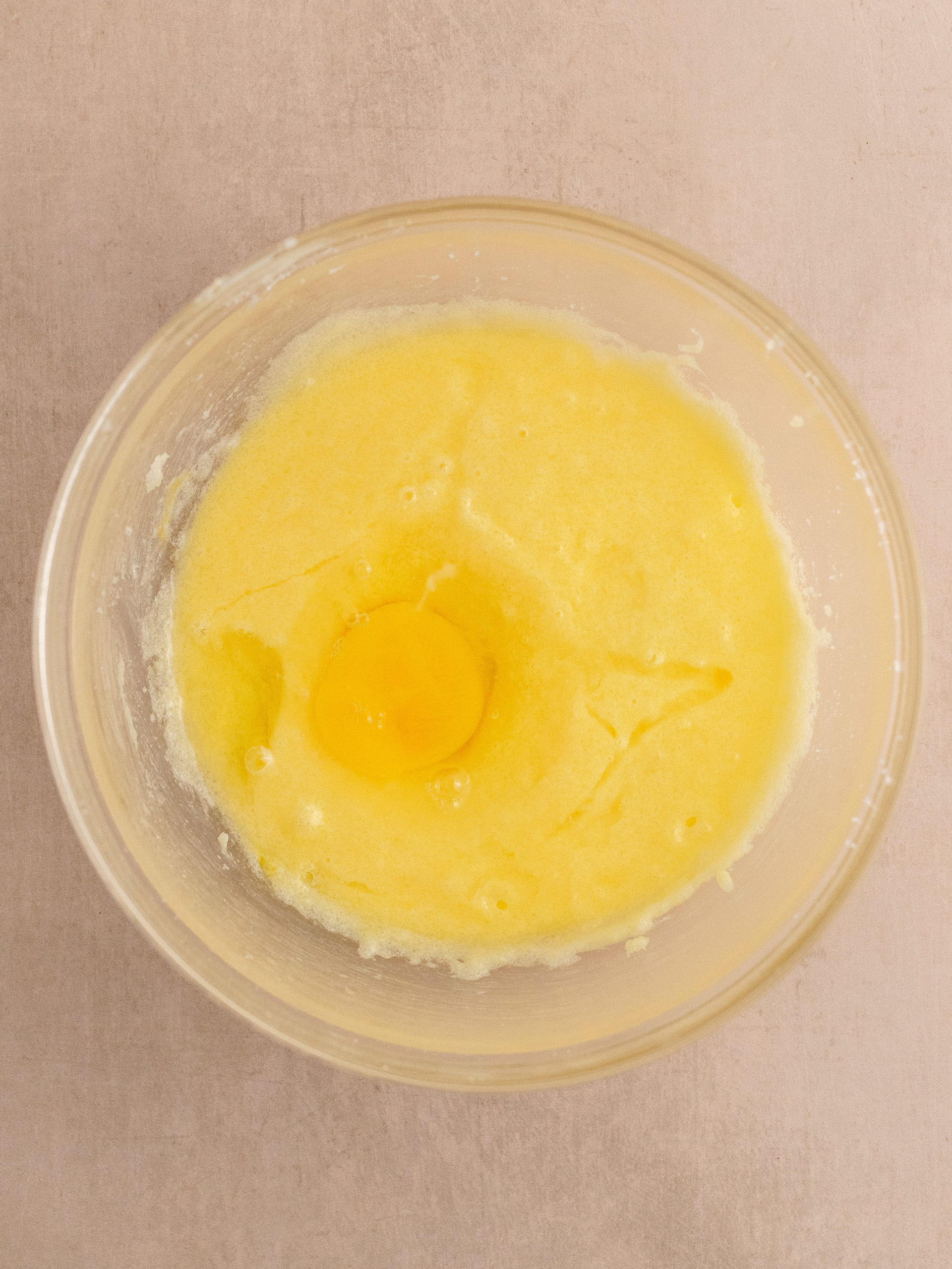 æg tilsættes til sukker og smør.