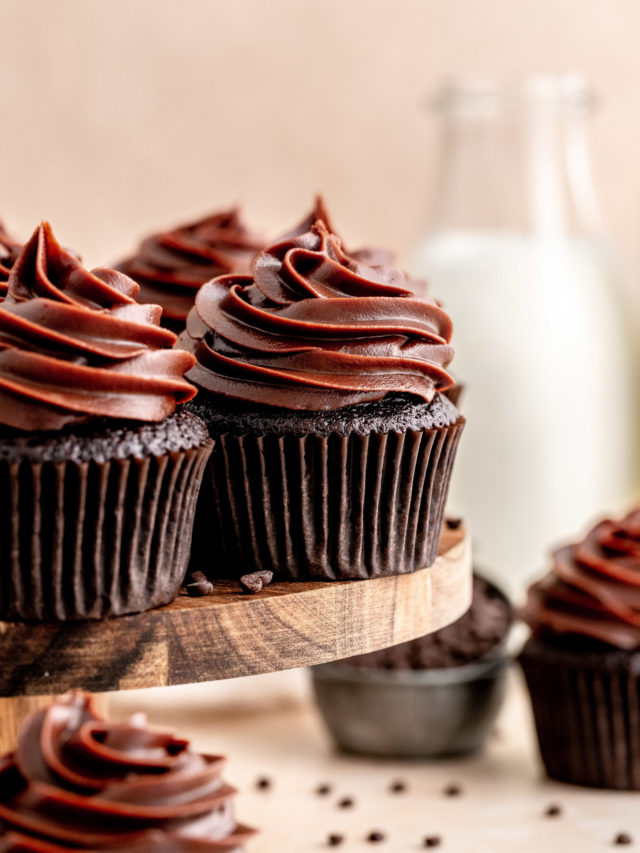 Chocolate-Fudge-Cupcakes-11