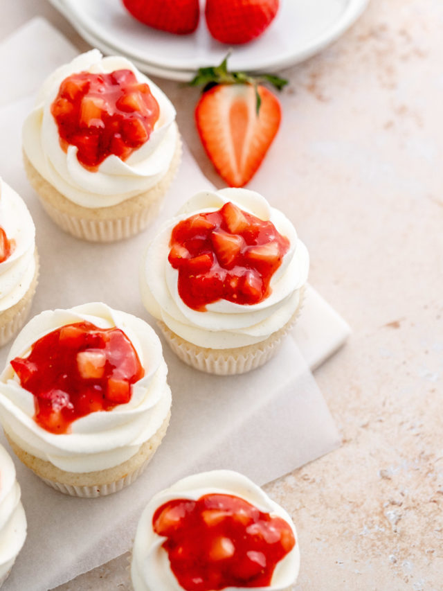 Strawberry-filled-cupcakes-19