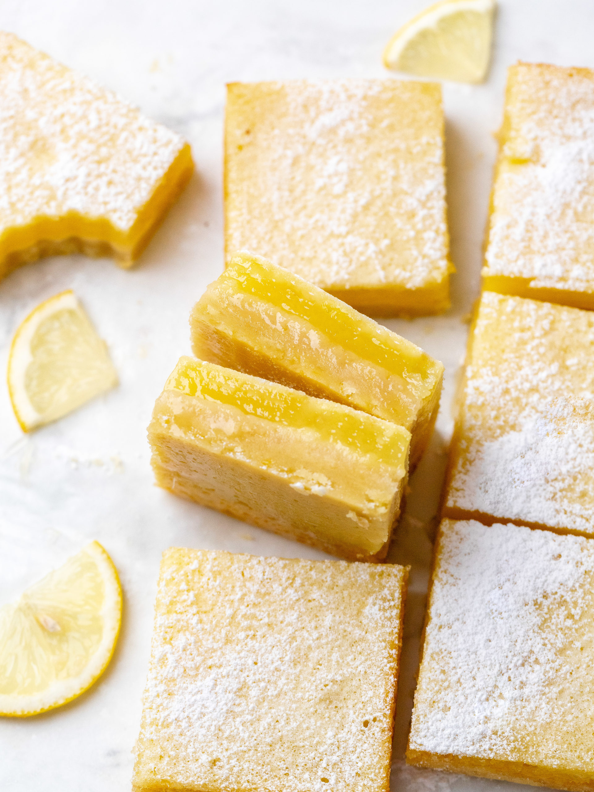 Skiver af citronkager, der ligger på siden