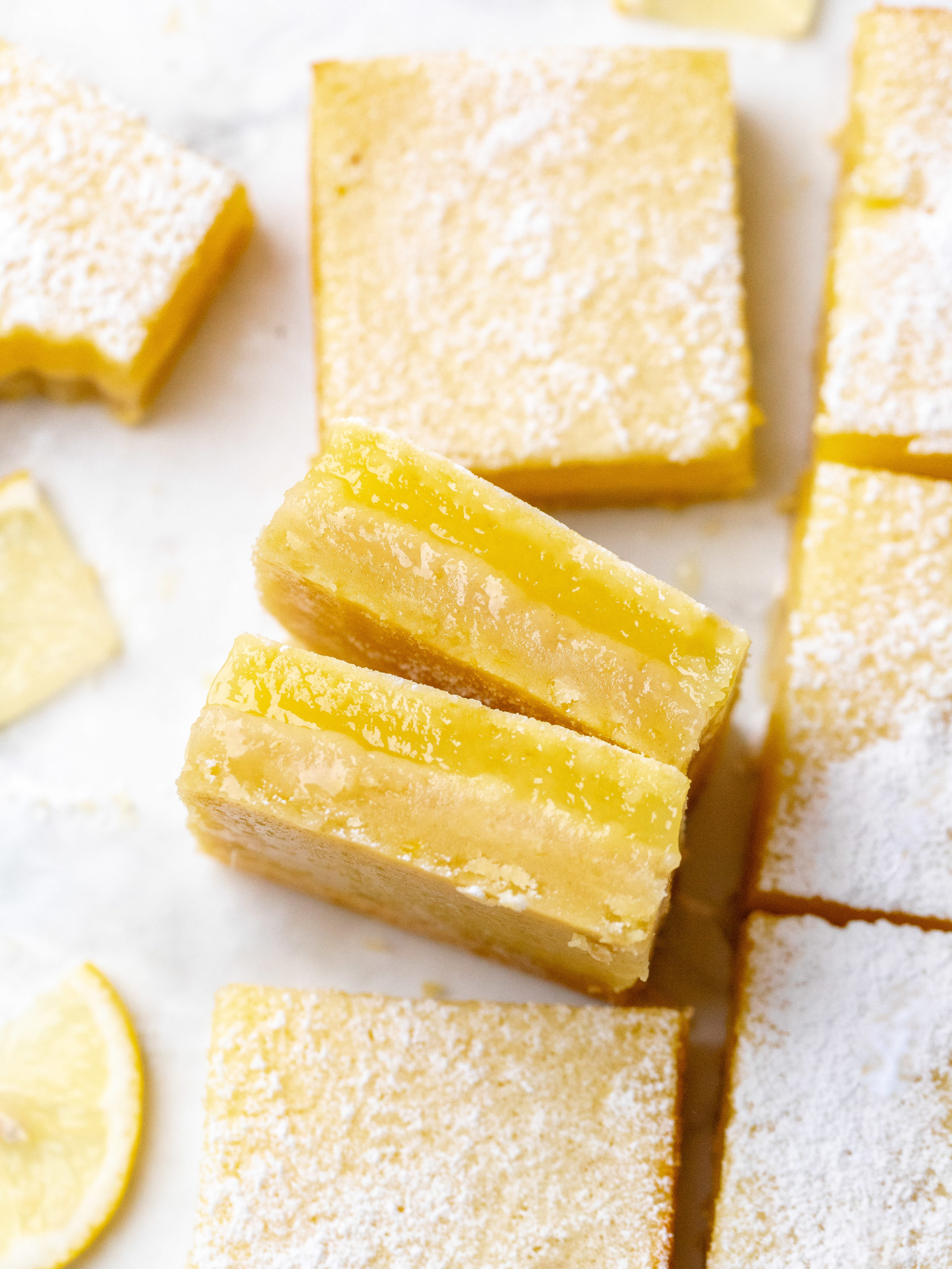 Skiver af citronkager, der ligger på siden