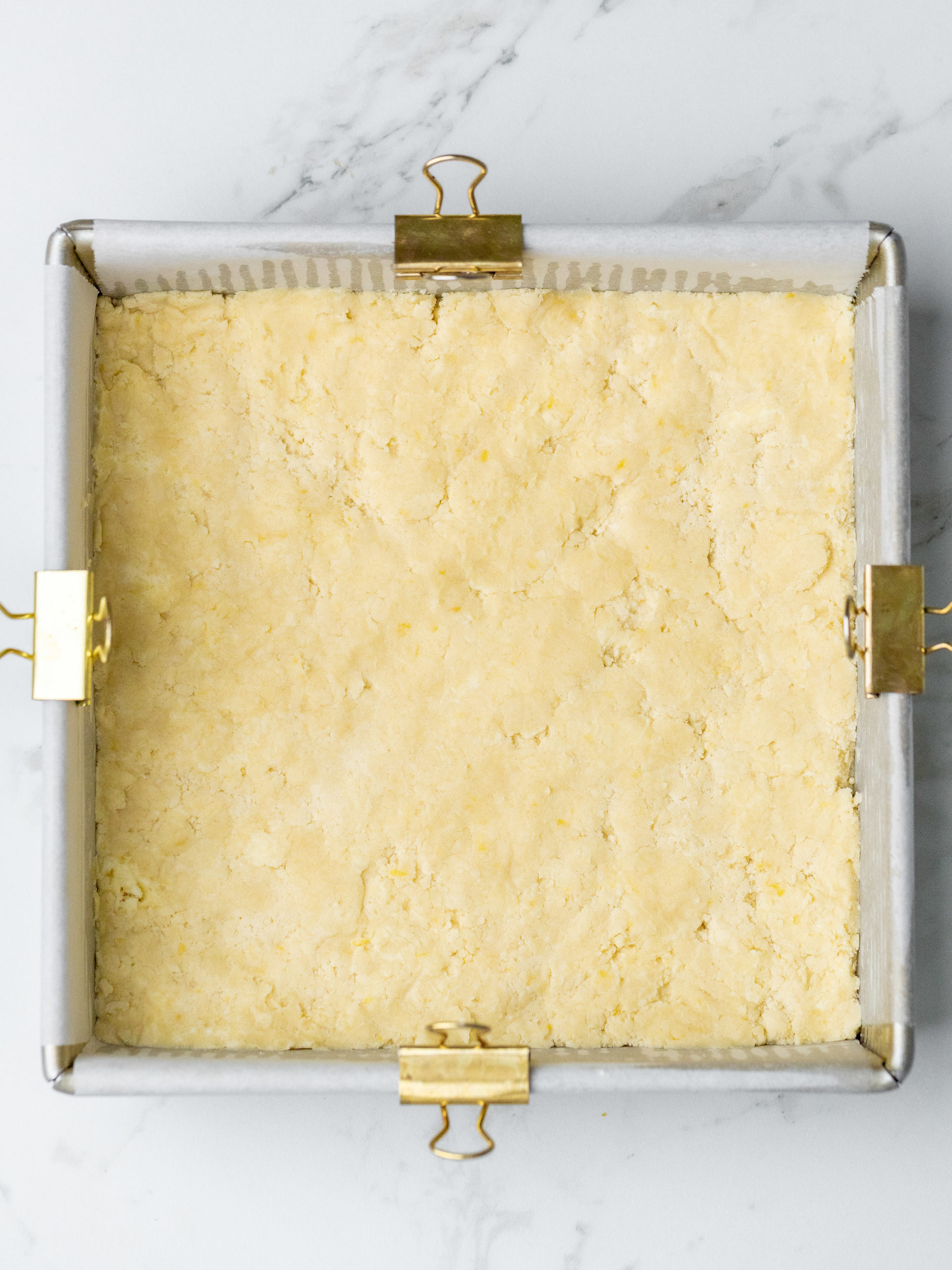 Smørdej, der er lagt i bageformen.