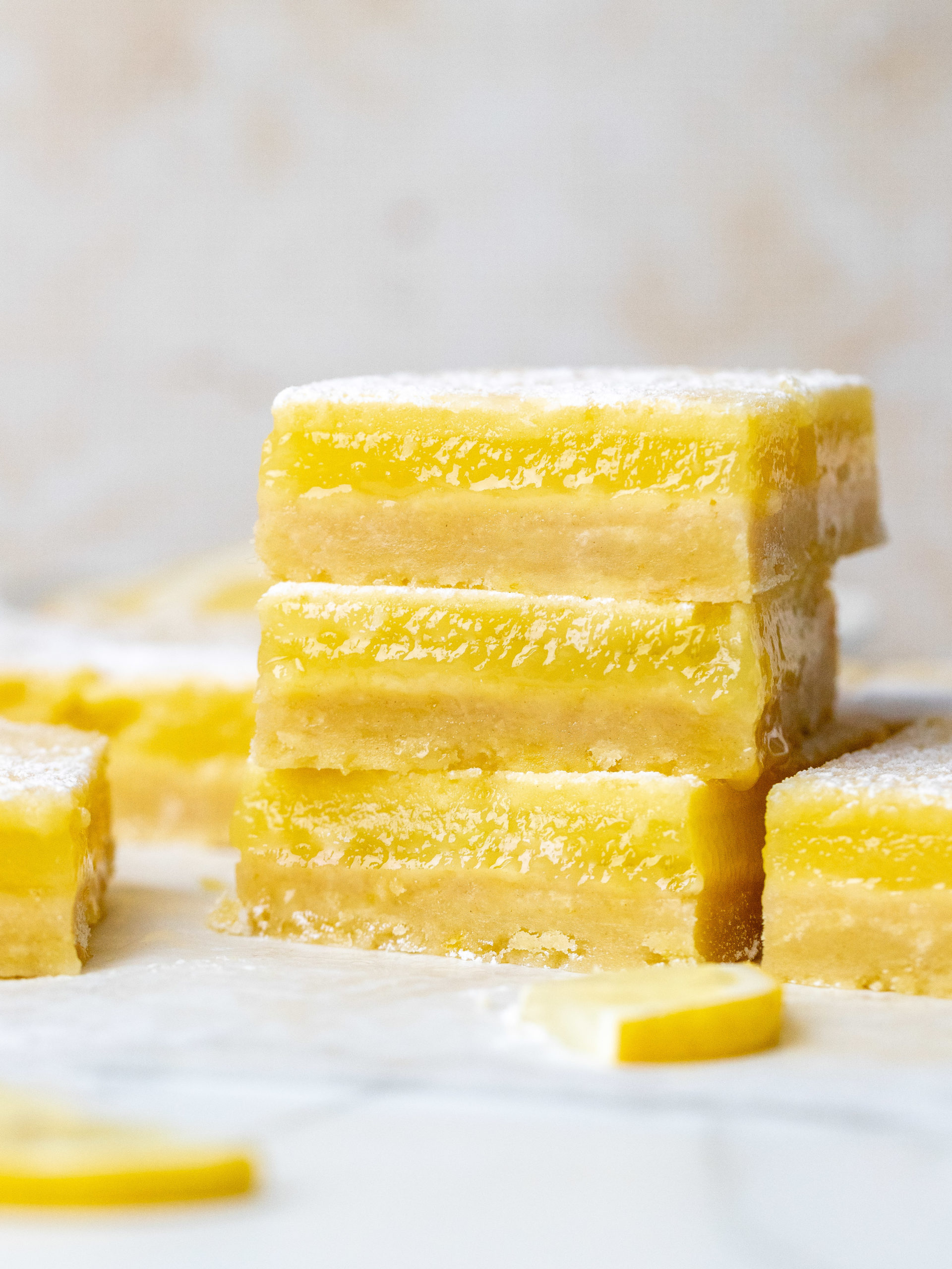 Skiver af citronkager stablet oven på hinanden. 