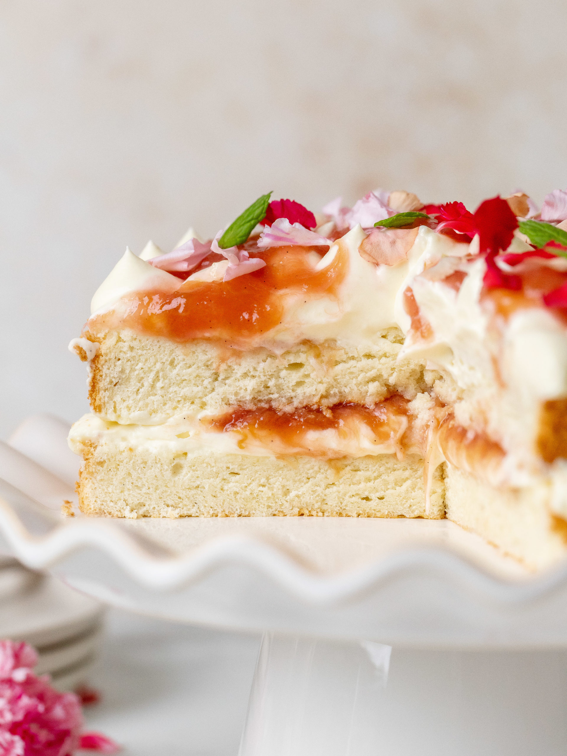 Et kig på rabarber- og hvidchokoladekagen set fra siden.