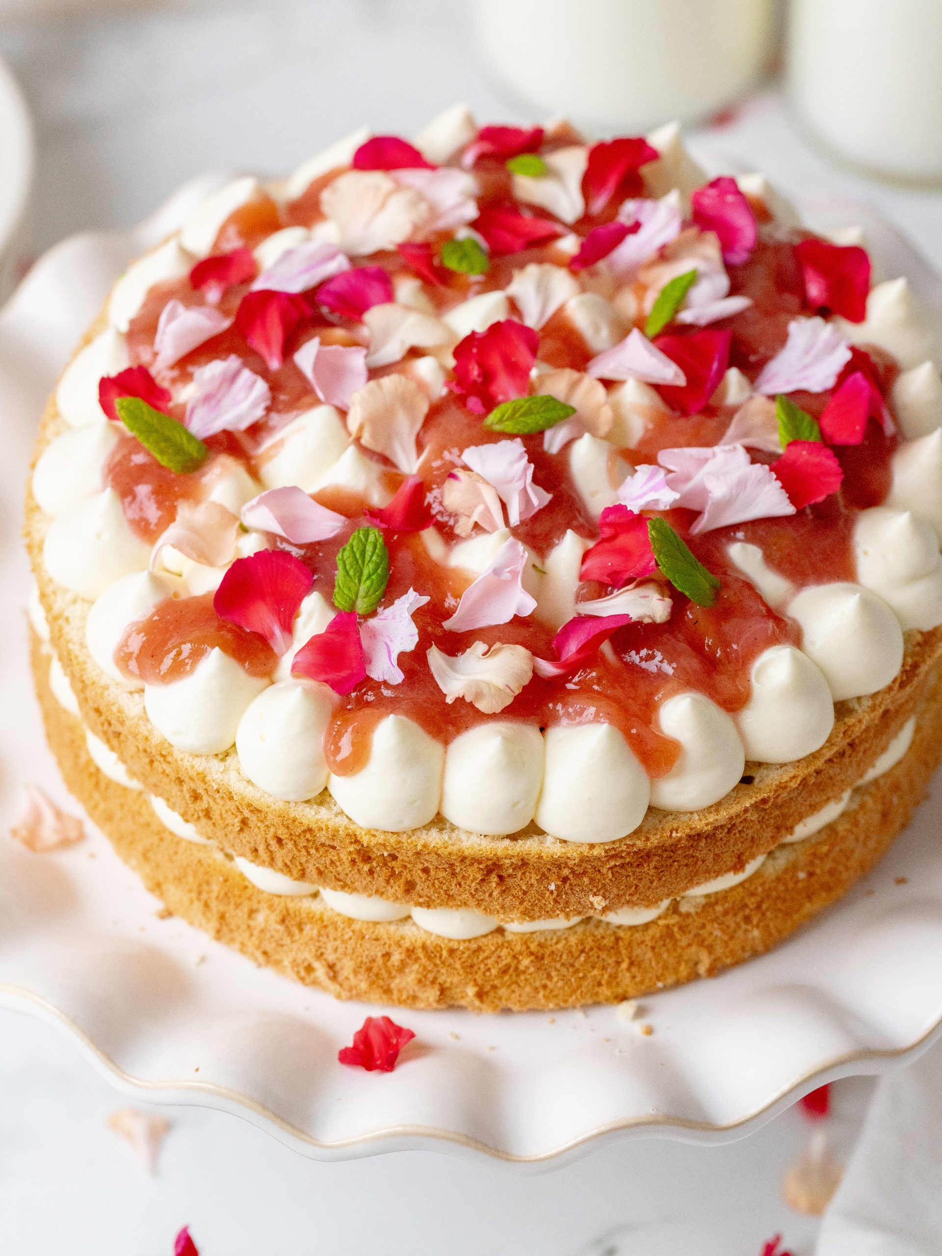 Et kig på rabarber- og hvidchokoladekagen set ovenfra.
