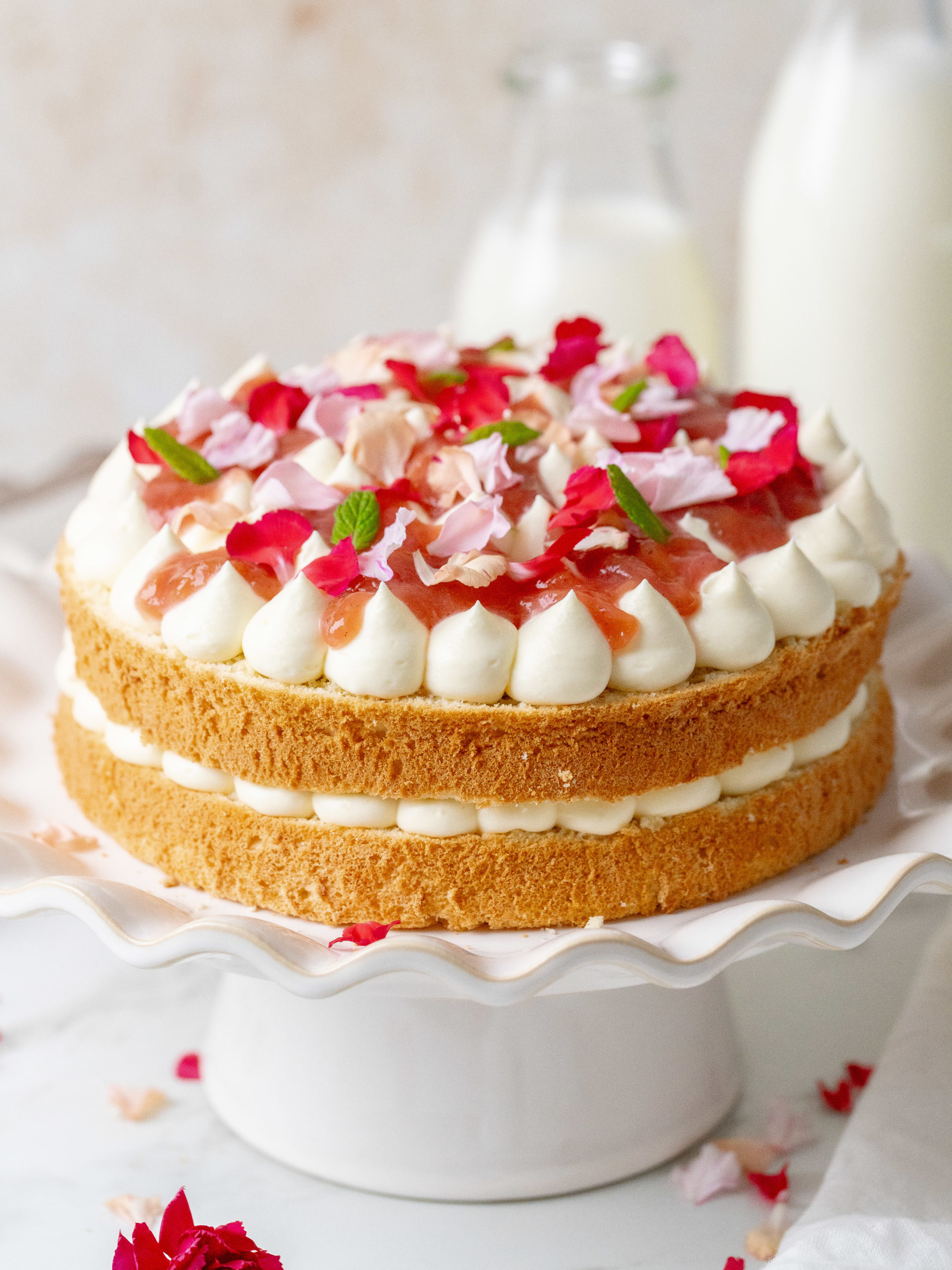 Et kig på rabarber- og hvidchokoladekagen set fra siden.