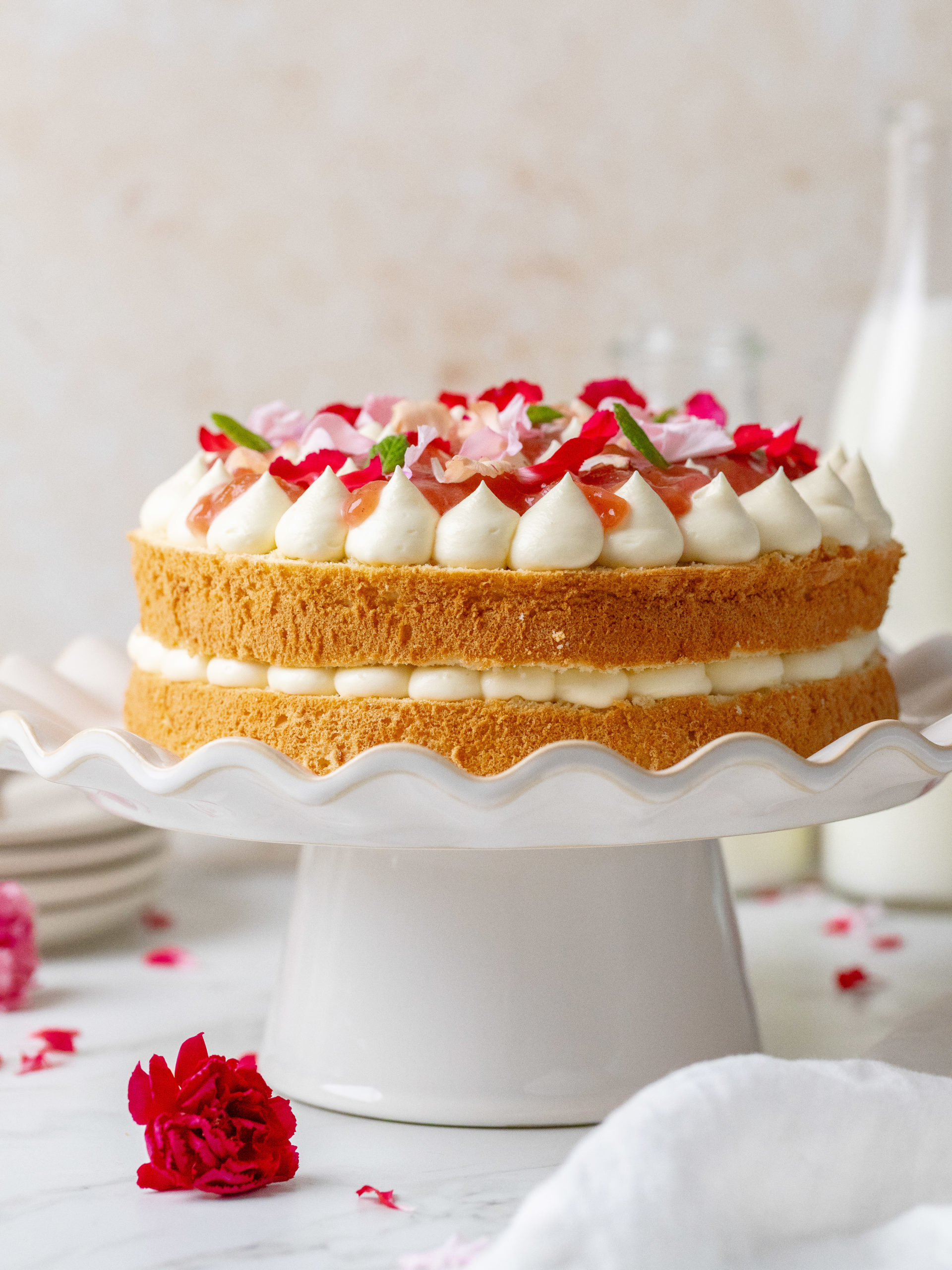Et kig på rabarber- og hvidchokoladekagen set fra siden.