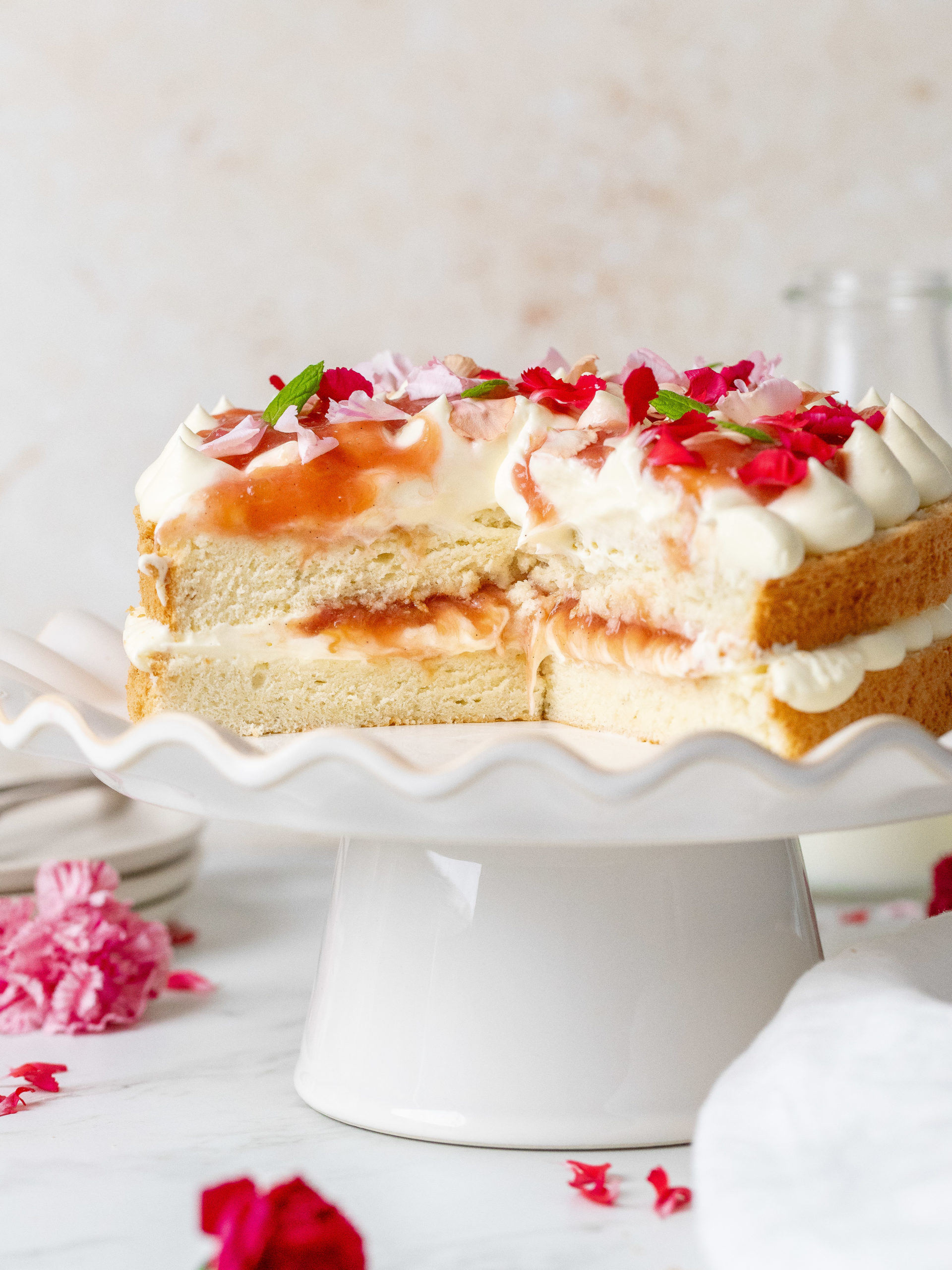 Skiver af rabarber- og hvidchokoladekagen.