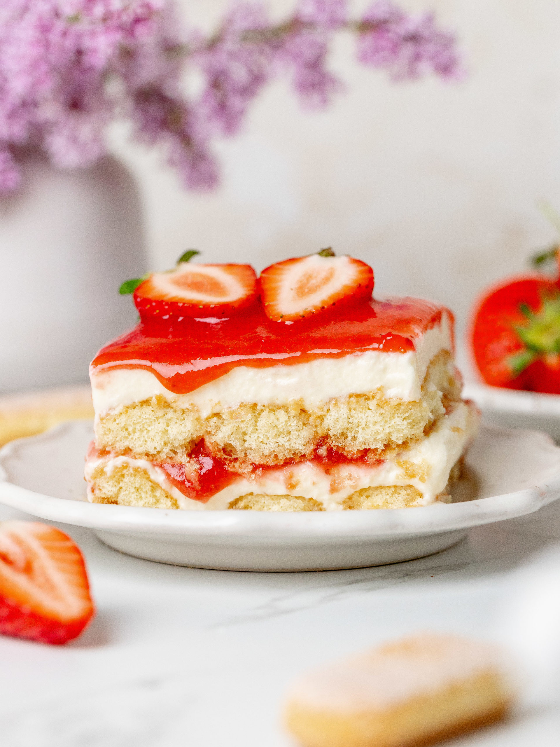 Et stykke jordbær-tiramisu