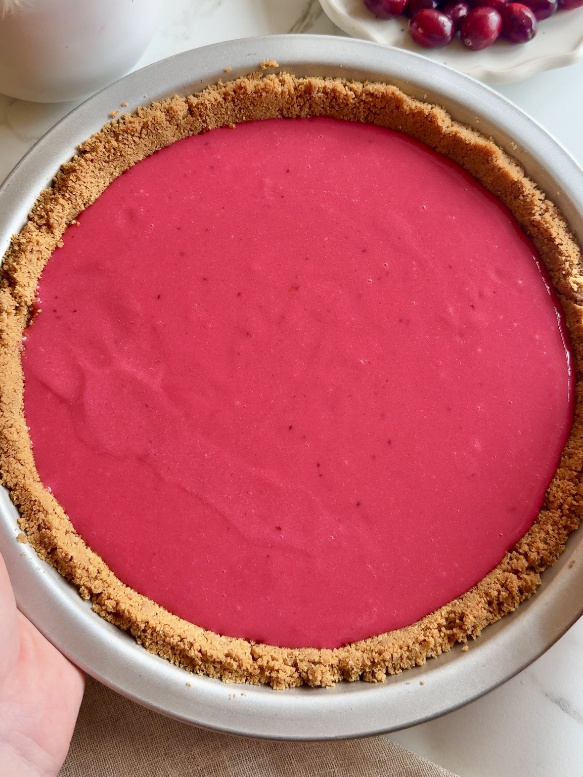 Tærte med tranebær og marengs med cremet fyld af tranebærcreme